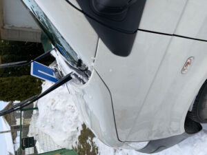 Emblemat L na dach samochodu szkoleniowego