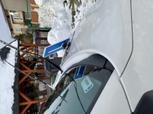 Emblemat L na dach samochodu szkoleniowego