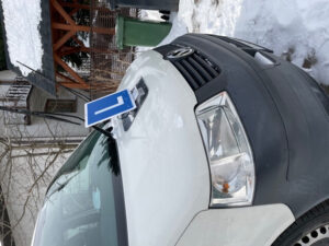 Emblemat L na dach samochodu szkoleniowego